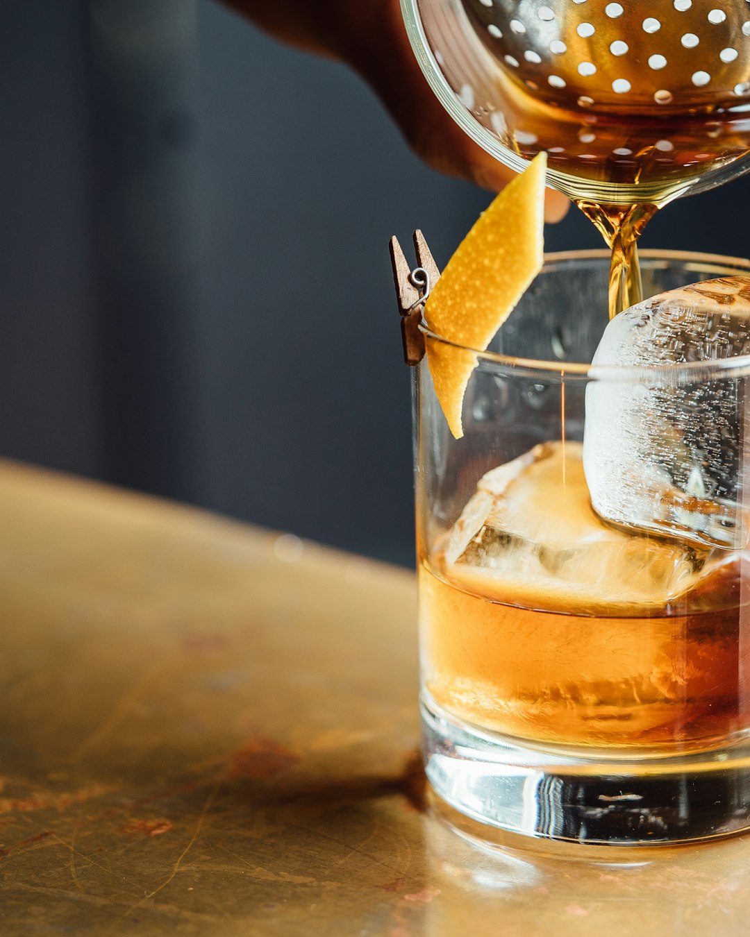 Barman versant un cocktail